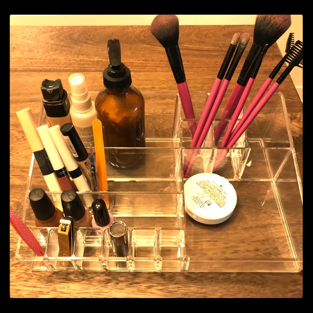 Make up organizer